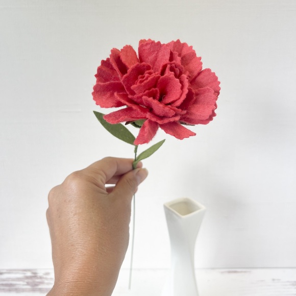 Handmade Felt Carnation - Picture 1 of 4